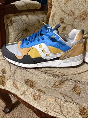 Saucony Men's Blue Yellow and Tan Retro Runner Sneaker No Original Box